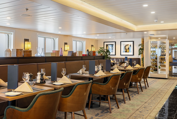 HX Hurtigruten Expeditions MS Spitsbergen Aune Restaurant 6 ©Espen Mills.jpg